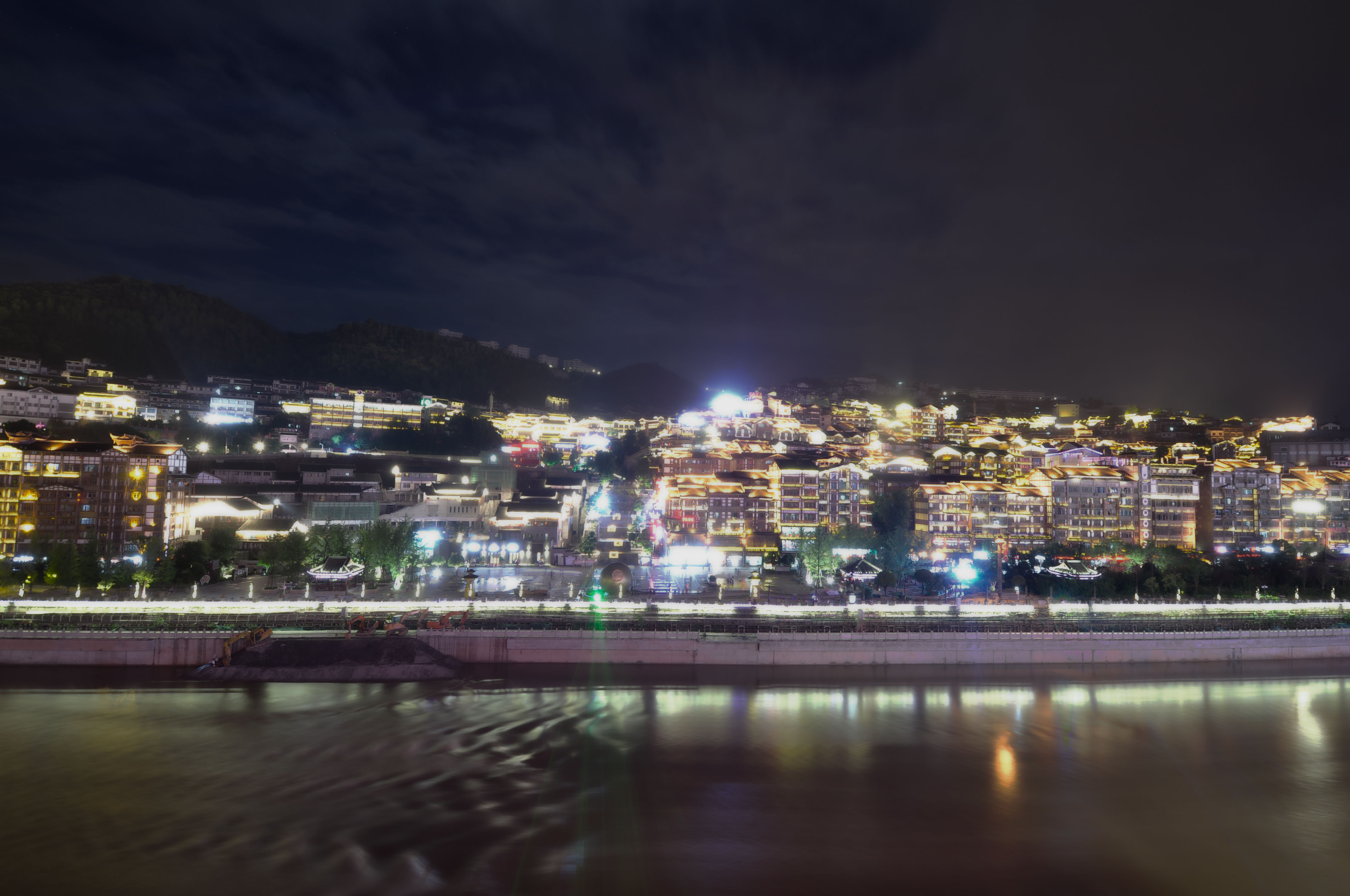 安徽vs贵州夜景视频直播，谁才是真正的赛博山水？看完我直接失眠了